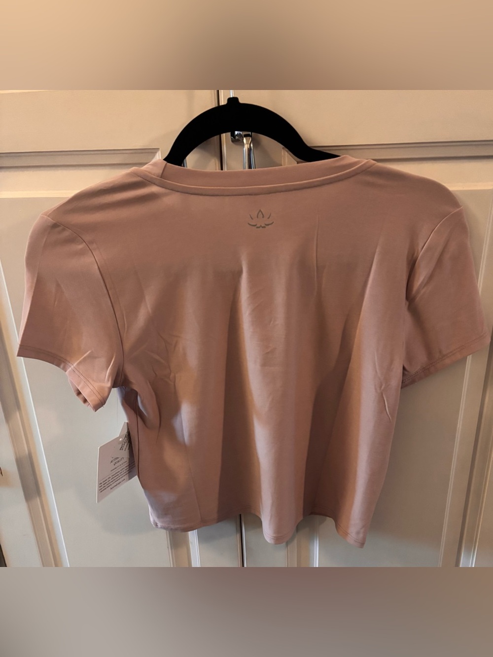 NWT- Beyond Yoga Women’s pale Pink Heather Featherweight Cropped Tee - Picture 7 of 11